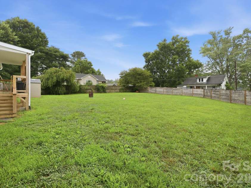 417 Glover Street, Hendersonville, NC 28792.  MLS# CAR4404033, YatesRealty ID 40430. 
