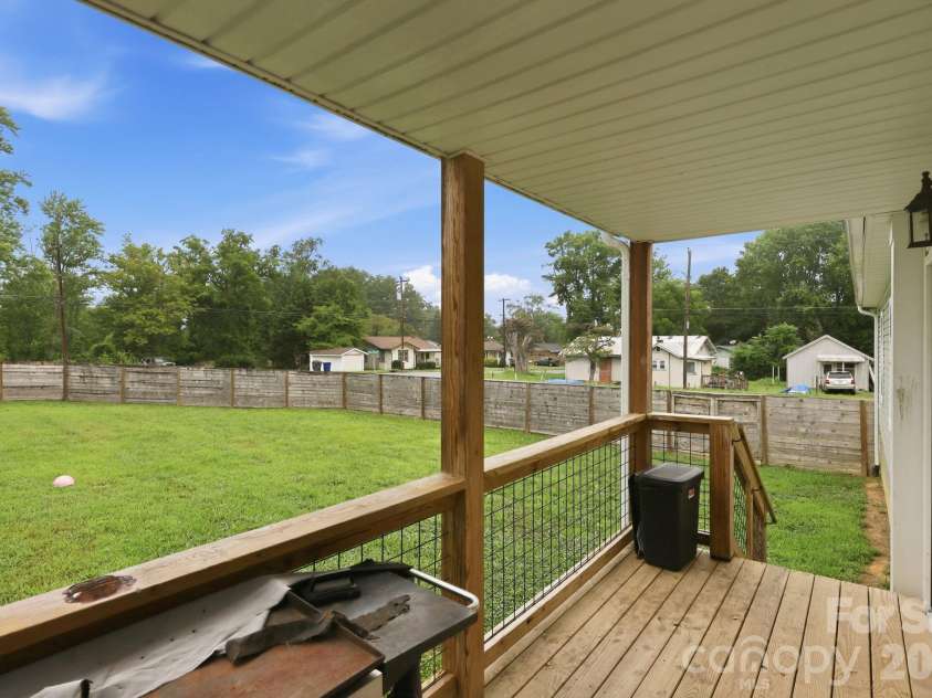 417 Glover Street, Hendersonville, NC 28792.  MLS# CAR4404033, YatesRealty ID 40430. 