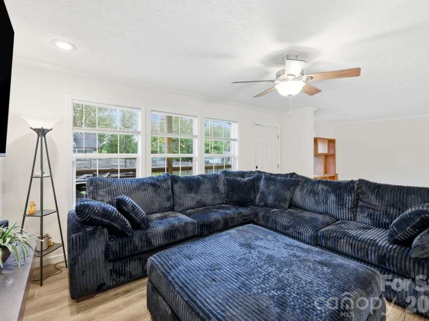417 Glover Street, Hendersonville, NC 28792.  MLS# CAR4404033, YatesRealty ID 40430. 