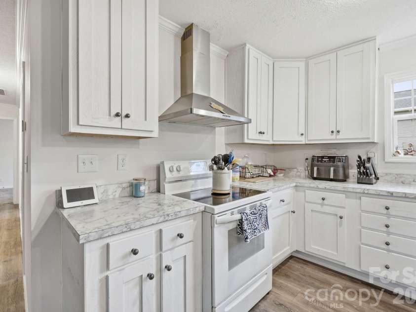 417 Glover Street, Hendersonville, NC 28792.  MLS# CAR4404033, YatesRealty ID 40430. 