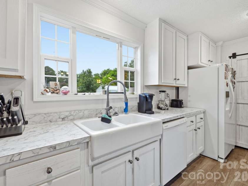 417 Glover Street, Hendersonville, NC 28792.  MLS# CAR4404033, YatesRealty ID 40430. 