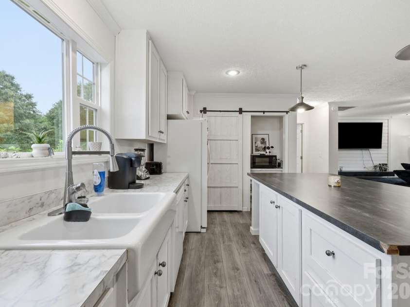 417 Glover Street, Hendersonville, NC 28792.  MLS# CAR4404033, YatesRealty ID 40430. 