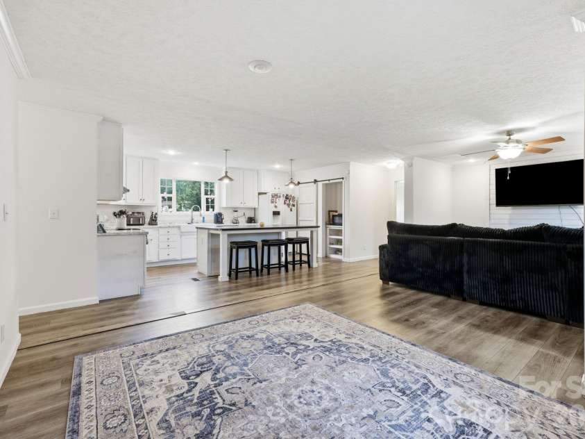 417 Glover Street, Hendersonville, NC 28792.  MLS# CAR4404033, YatesRealty ID 40430. 