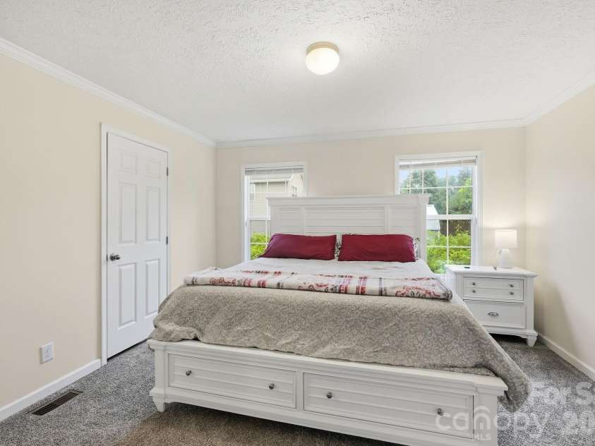 417 Glover Street, Hendersonville, NC 28792.  MLS# CAR4404033, YatesRealty ID 40430. 