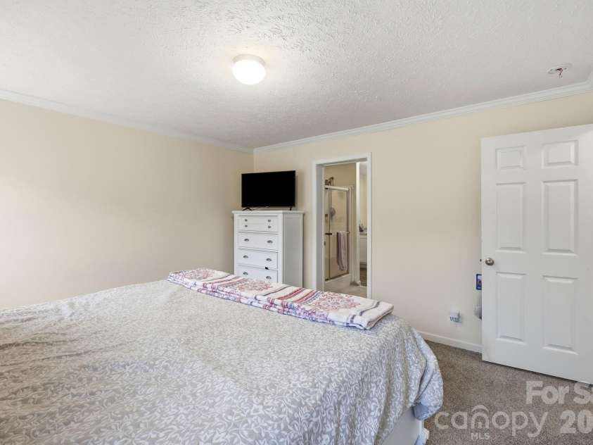 417 Glover Street, Hendersonville, NC 28792.  MLS# CAR4404033, YatesRealty ID 40430. 