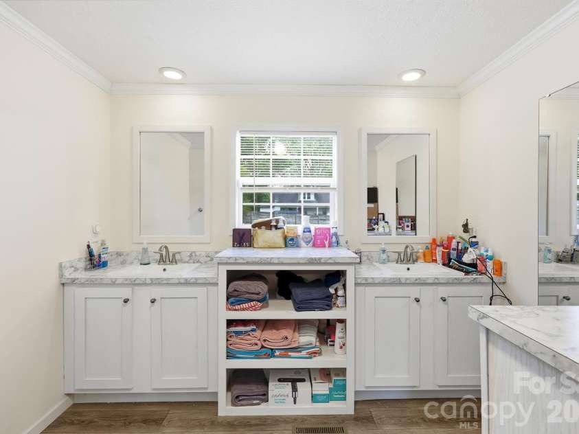 417 Glover Street, Hendersonville, NC 28792.  MLS# CAR4404033, YatesRealty ID 40430. 