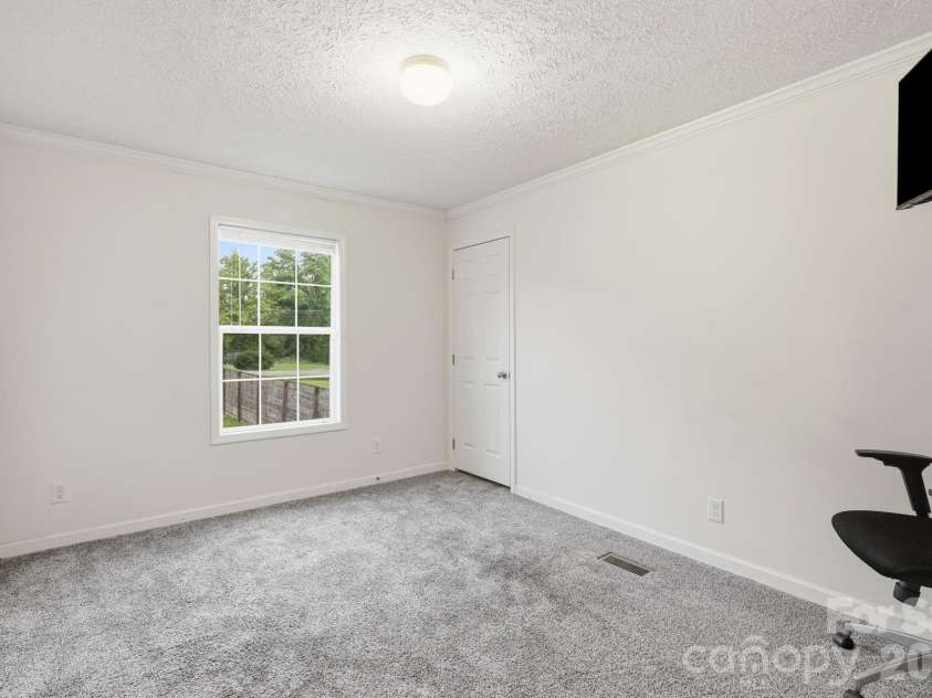 417 Glover Street, Hendersonville, NC 28792.  MLS# CAR4404033, YatesRealty ID 40430. 