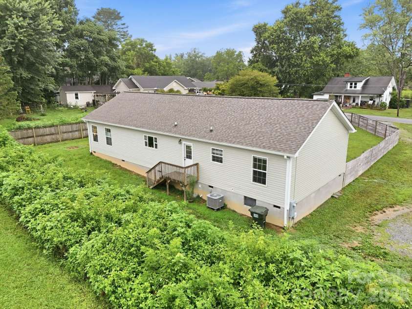 417 Glover Street, Hendersonville, NC 28792.  MLS# CAR4404033, YatesRealty ID 40430. 