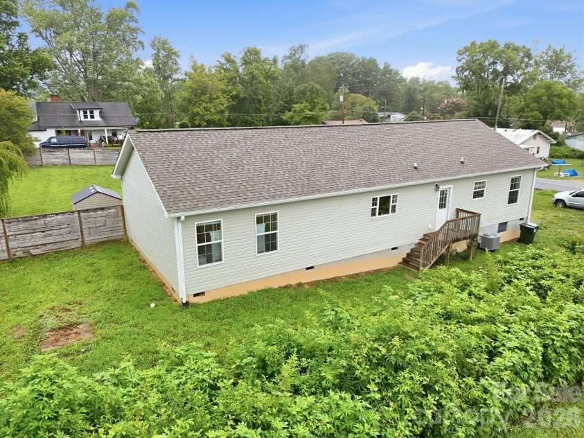 417 Glover Street, Hendersonville, NC 28792.  MLS# CAR4404033, YatesRealty ID 40430. 