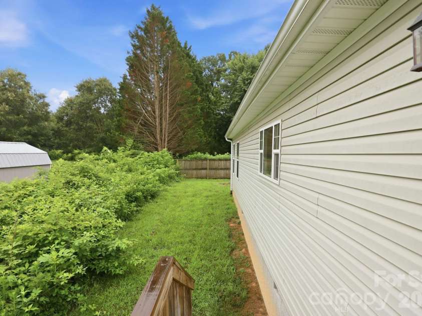417 Glover Street, Hendersonville, NC 28792.  MLS# CAR4404033, YatesRealty ID 40430. 