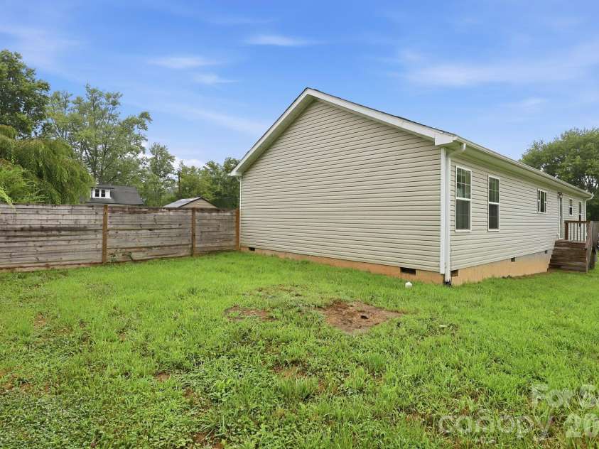 417 Glover Street, Hendersonville, NC 28792.  MLS# CAR4404033, YatesRealty ID 40430. 