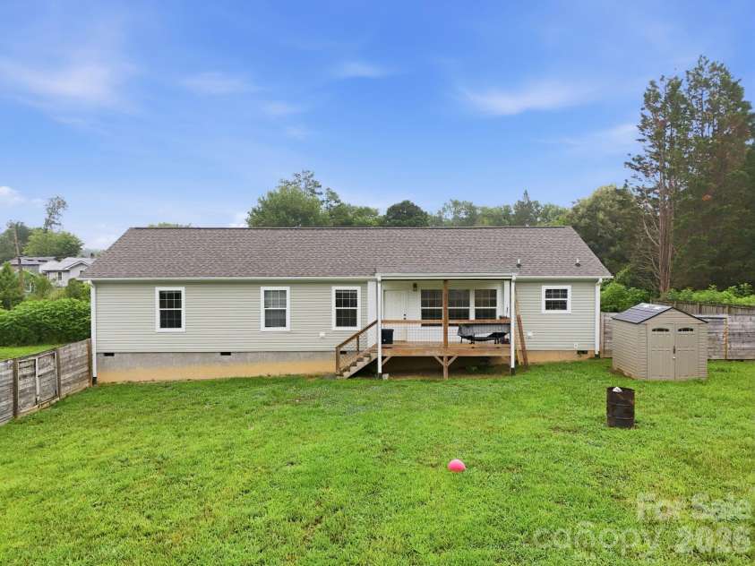 417 Glover Street, Hendersonville, NC 28792.  MLS# CAR4404033, YatesRealty ID 40430. 
