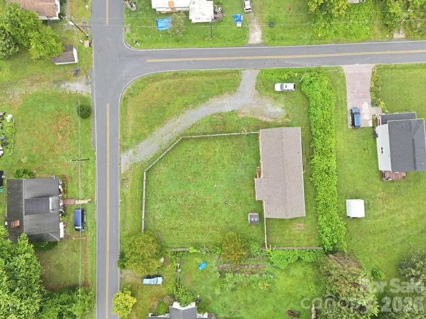 417 Glover Street, Hendersonville, NC 28792.  MLS# CAR4404033, YatesRealty ID 40430. 