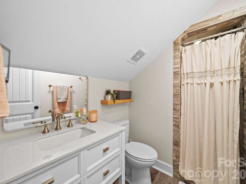 698 Lake Head Road, Norwood, NC 28128.  MLS# CAR4408589, YatesRealty ID 40436. Bathroom - Upper
