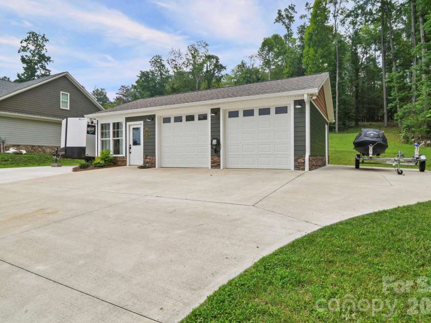 698 Lake Head Road, Norwood, NC 28128.  MLS# CAR4408589, YatesRealty ID 40436. Detached Garage