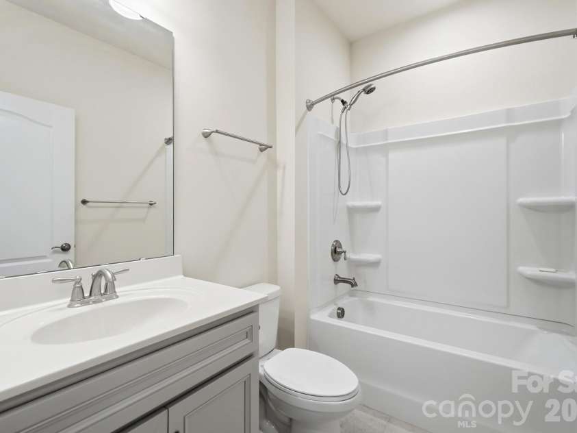 1620 Red Leaf Drive, Fort Mill, SC 29715.  MLS# CAR4402773, YatesRealty ID 40438. Secondary full bathroom