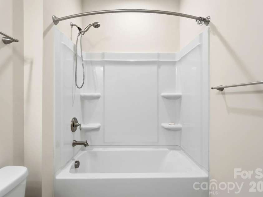 1620 Red Leaf Drive, Fort Mill, SC 29715.  MLS# CAR4402773, YatesRealty ID 40438. Secondary full bathroom
