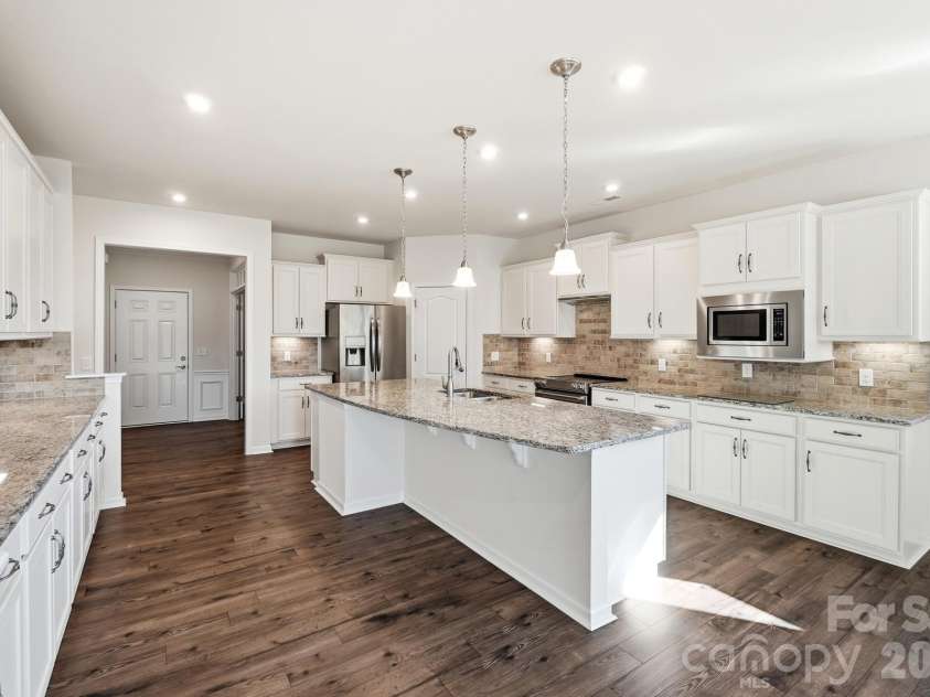1620 Red Leaf Drive, Fort Mill, SC 29715.  MLS# CAR4402773, YatesRealty ID 40438. Spacious kitchen