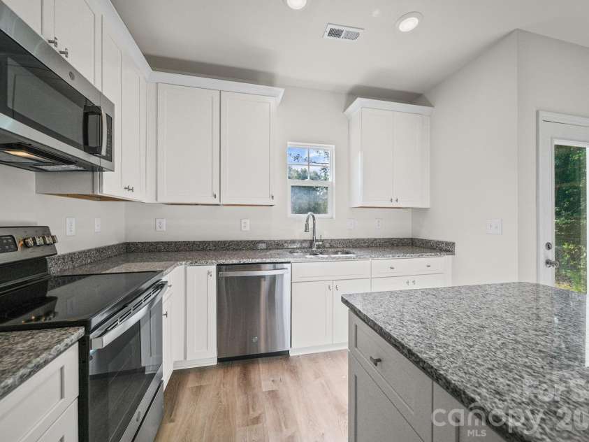 511 Hill Street, Dallas, NC 28034.  MLS# CAR4395920, YatesRealty ID 40439. Kitchen