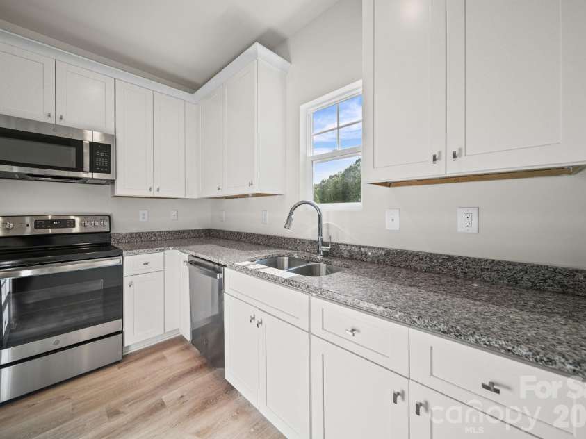 511 Hill Street, Dallas, NC 28034.  MLS# CAR4395920, YatesRealty ID 40439. Kitchen