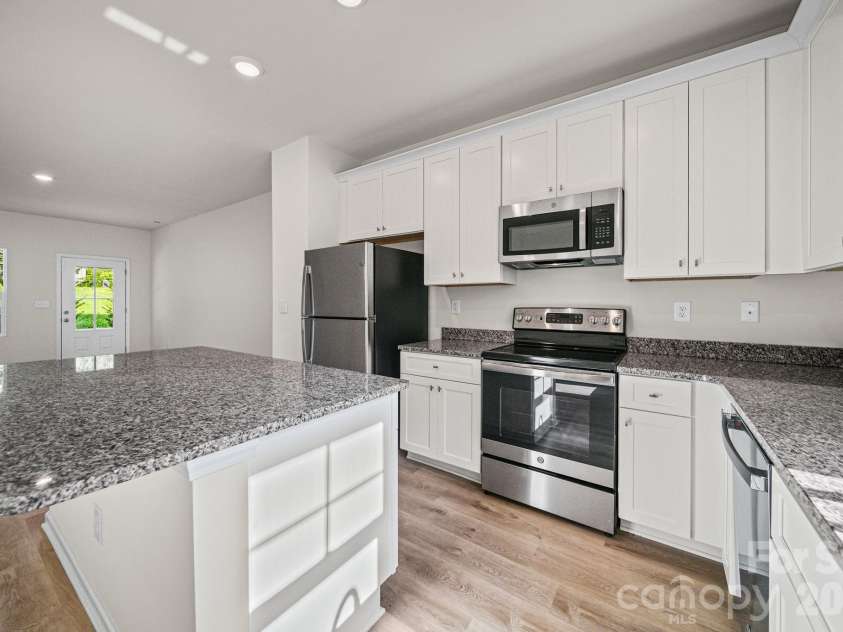 511 Hill Street, Dallas, NC 28034.  MLS# CAR4395920, YatesRealty ID 40439. Kitchen