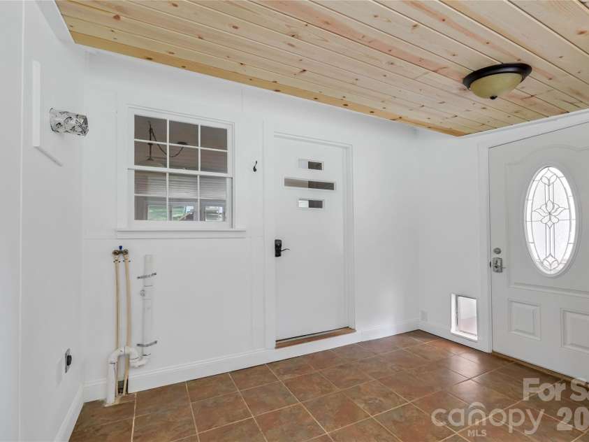 1110 Queentown Road, Canton, NC 28716.  MLS# CAR4408896, YatesRealty ID 40440. Laundry Main Level