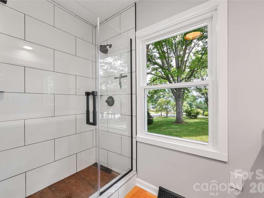 1110 Queentown Road, Canton, NC 28716.  MLS# CAR4408896, YatesRealty ID 40440. Master Bath