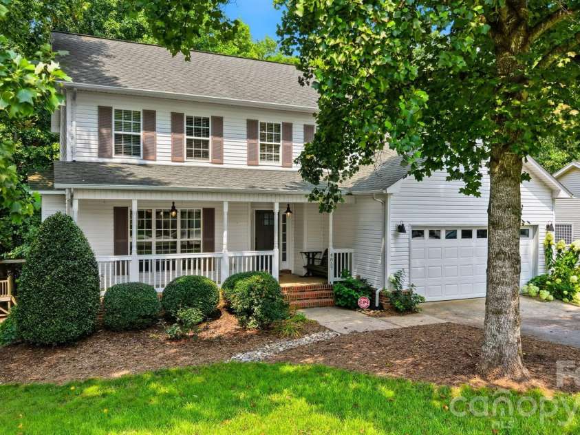 4857 32nd Street Lane, Hickory, NC 28601.  MLS# CAR4409274, YatesRealty ID 40442. 