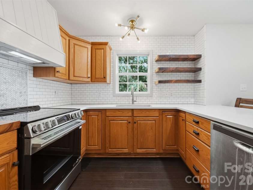 4857 32nd Street Lane, Hickory, NC 28601.  MLS# CAR4409274, YatesRealty ID 40442. 