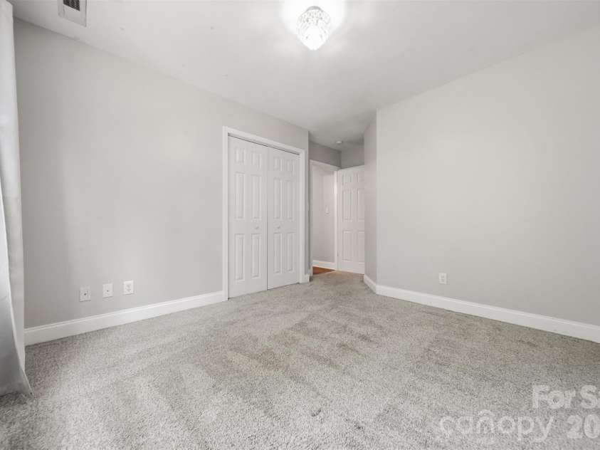4857 32nd Street Lane, Hickory, NC 28601.  MLS# CAR4409274, YatesRealty ID 40442. 