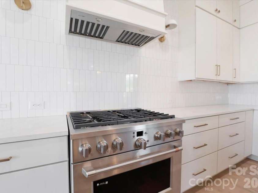 428 Dover Avenue, Charlotte, NC 28209.  MLS# CAR4409380, YatesRealty ID 40447. 