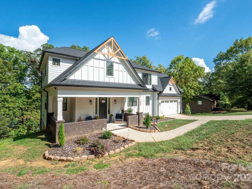 685 Knollcrest Drive, Concord, NC 28025.  MLS# CAR4256189, YatesRealty ID 4045. 