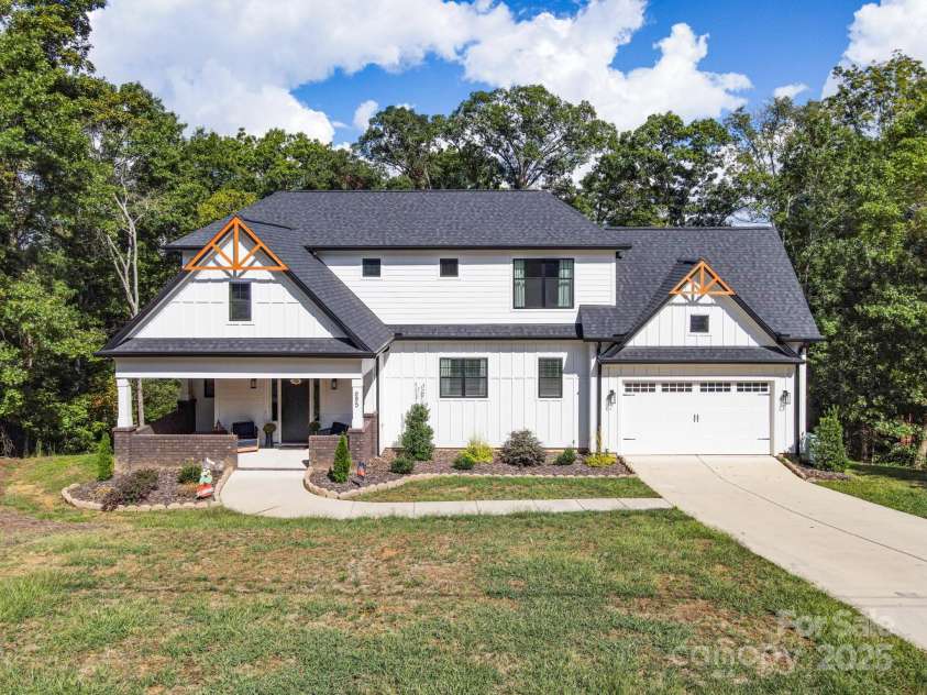 685 Knollcrest Drive, Concord, NC 28025.  MLS# CAR4256189, YatesRealty ID 4045. 