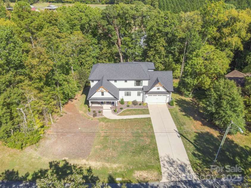 685 Knollcrest Drive, Concord, NC 28025.  MLS# CAR4256189, YatesRealty ID 4045. 