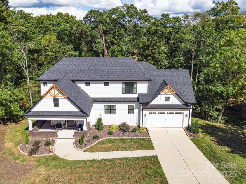 685 Knollcrest Drive, Concord, NC 28025.  MLS# CAR4256189, YatesRealty ID 4045. Welcome to our 2022 built luxury listing at 685 Knollcrest Drive NE, Concord, NC.  This home has it all!