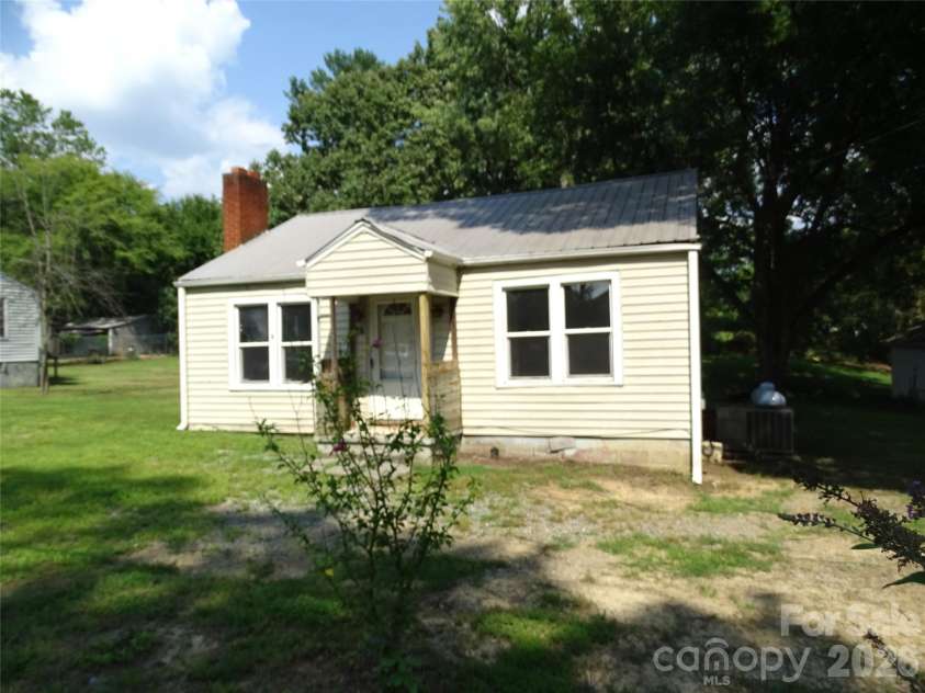 307 Goforth Drive, Thomasville, NC 27360.  MLS# CAR4409442, YatesRealty ID 40450. 