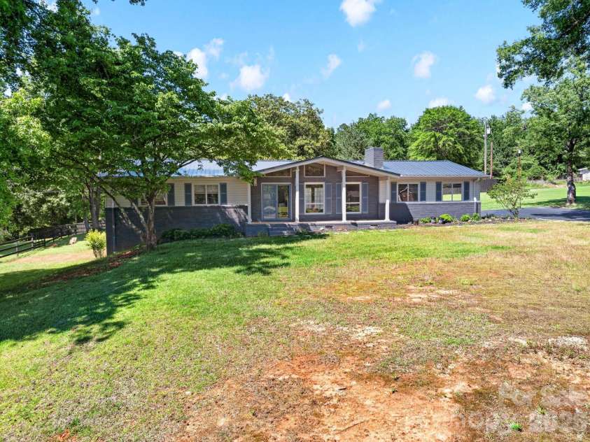 1064 Knollwood Road, Boiling Springs, SC 29316.  MLS# CAR4409628, YatesRealty ID 40456. 