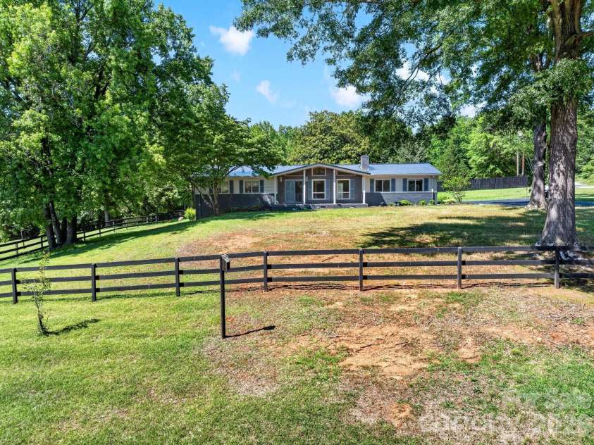 1064 Knollwood Road, Boiling Springs, SC 29316.  MLS# CAR4409628, YatesRealty ID 40456. 