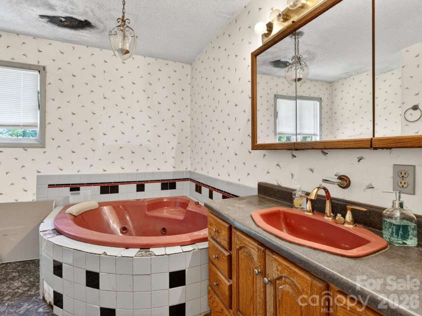 1064 Knollwood Road, Boiling Springs, SC 29316.  MLS# CAR4409628, YatesRealty ID 40456. 