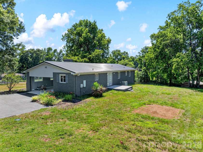 1064 Knollwood Road, Boiling Springs, SC 29316.  MLS# CAR4409628, YatesRealty ID 40456. 