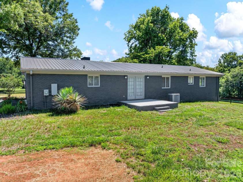1064 Knollwood Road, Boiling Springs, SC 29316.  MLS# CAR4409628, YatesRealty ID 40456. 