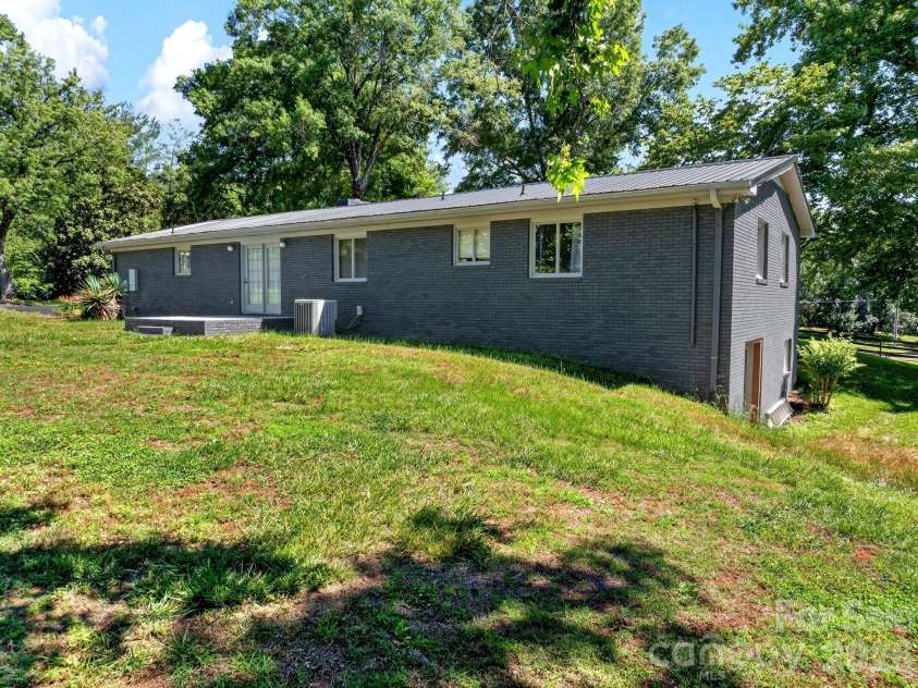 1064 Knollwood Road, Boiling Springs, SC 29316.  MLS# CAR4409628, YatesRealty ID 40456. 