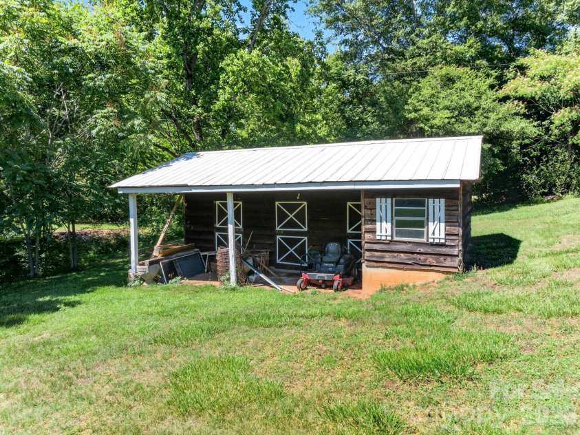 1064 Knollwood Road, Boiling Springs, SC 29316.  MLS# CAR4409628, YatesRealty ID 40456. 
