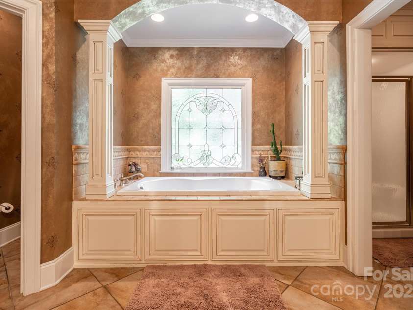 1427 Merrimont Avenue, Kings Mountain, NC 28086.  MLS# CAR4312832, YatesRealty ID 4046. Primary Bath
