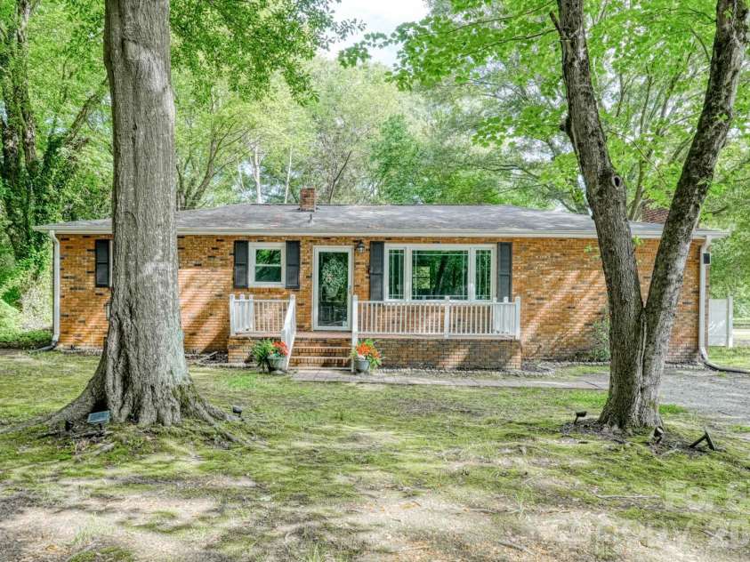 110 Chapman Circle, Spartanburg, SC 29307.  MLS# CAR4409645, YatesRealty ID 40460. 