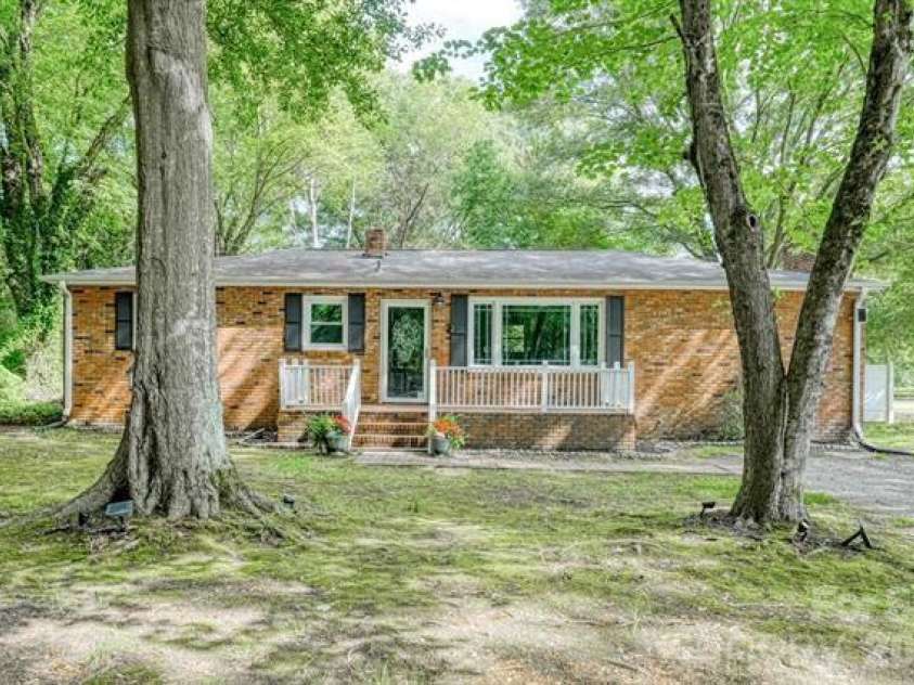110 Chapman Circle, Spartanburg, SC 29307.  MLS# CAR4409645, YatesRealty ID 40460. 