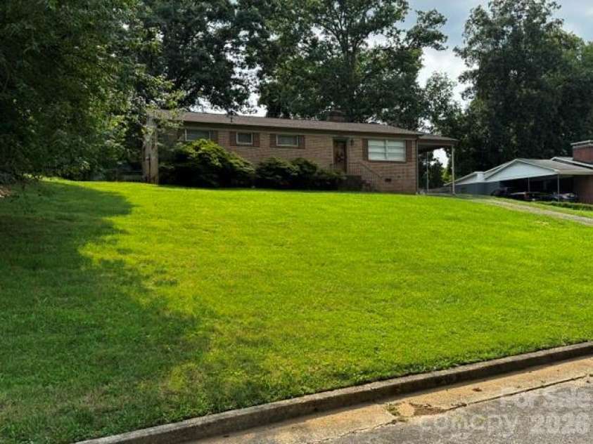 529 10th Street Place, Hickory, NC 28601.  MLS# CAR4409679, YatesRealty ID 40462. 