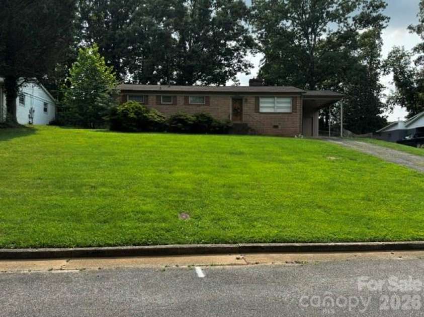 529 10th Street Place, Hickory, NC 28601.  MLS# CAR4409679, YatesRealty ID 40462. 