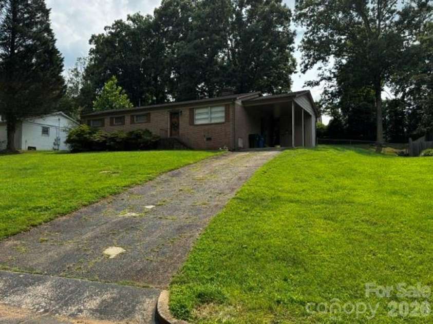 529 10th Street Place, Hickory, NC 28601.  MLS# CAR4409679, YatesRealty ID 40462. 