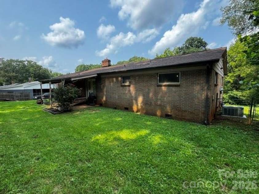 529 10th Street Place, Hickory, NC 28601.  MLS# CAR4409679, YatesRealty ID 40462. 
